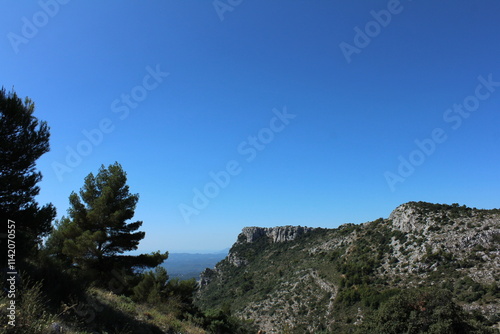 Hauteur de la côte d'Azur, Provence, massif montagneux du Baou de la Gaude en randonnée au soleil sous un grand ciel bleu