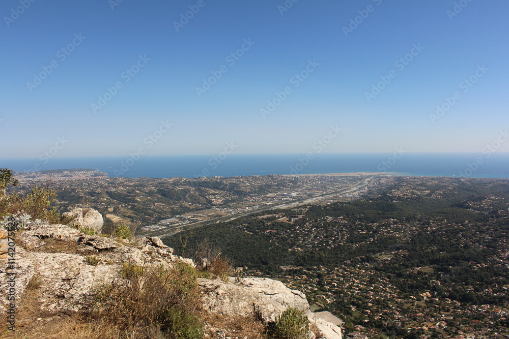 Ville de Saint Laurent du Var vue en panoramique des montagnes de l'arrière pays Niçois bordant la mer Méditerranée, Var traversant.
