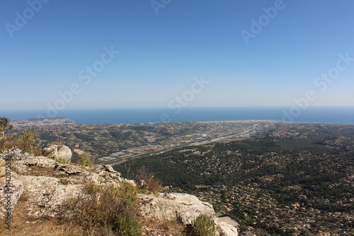 Ville de Saint Laurent du Var vue en panoramique des montagnes de l'arrière pays Niçois bordant la mer Méditerranée, Var traversant.