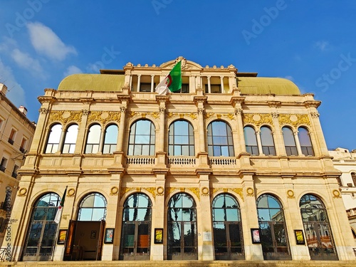 Quadro su tela the Algerian National Theater Mahieddine Bachtarzi, formerly known as the Algiers Opera House under blue sky