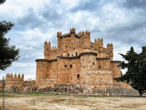 Un castillo fortaleza medieval con un cielo nublado  photo