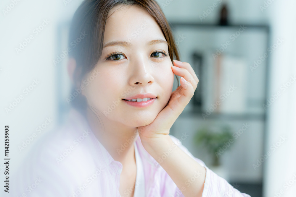 部屋でリラックスする女性 部屋でリラックスする女性