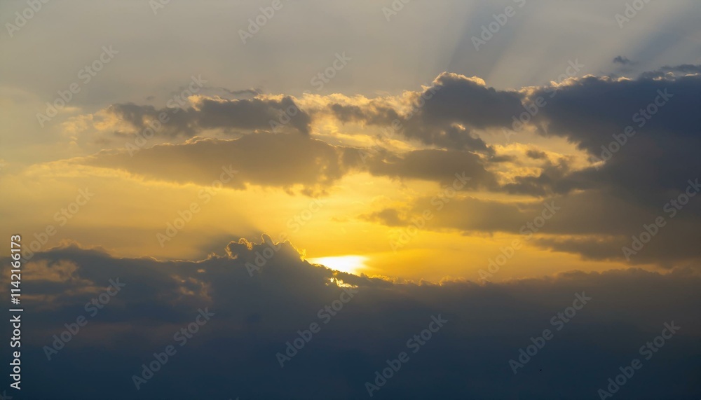 Fototapeta premium 구름이 걷히며 어두운 하늘 사이로 환하게 비치는 황금빛 태양