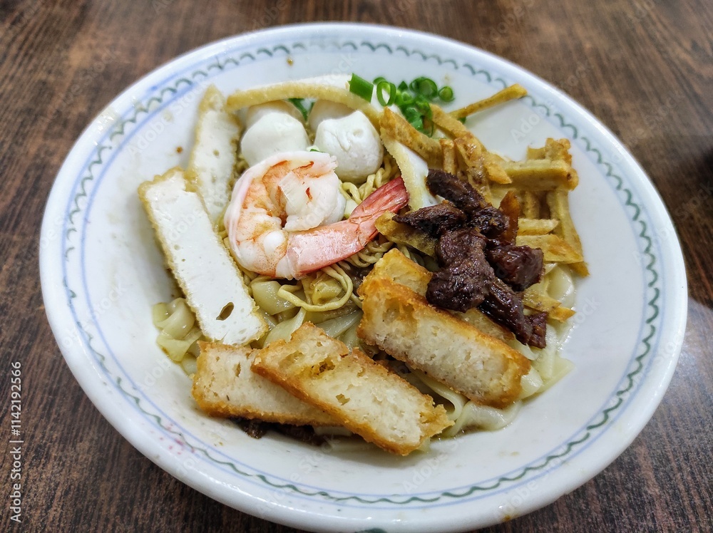 Noodles with seafood and pork toppings Noodles with seafood and pork toppings