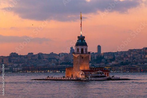 Obraz na płótnie Maiden's Tower and Istanbul city skyline cityscape of Turkey w salonie