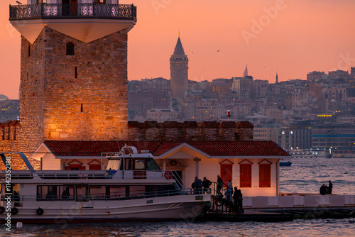 Obraz na płótnie Maiden's Tower and Istanbul city skyline cityscape of Turkey w salonie