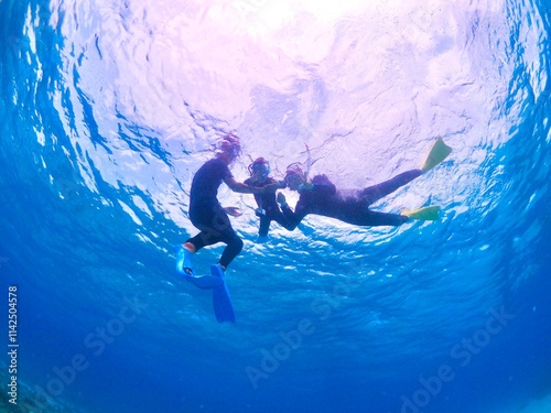 南国の青い海で親子シュノーケル