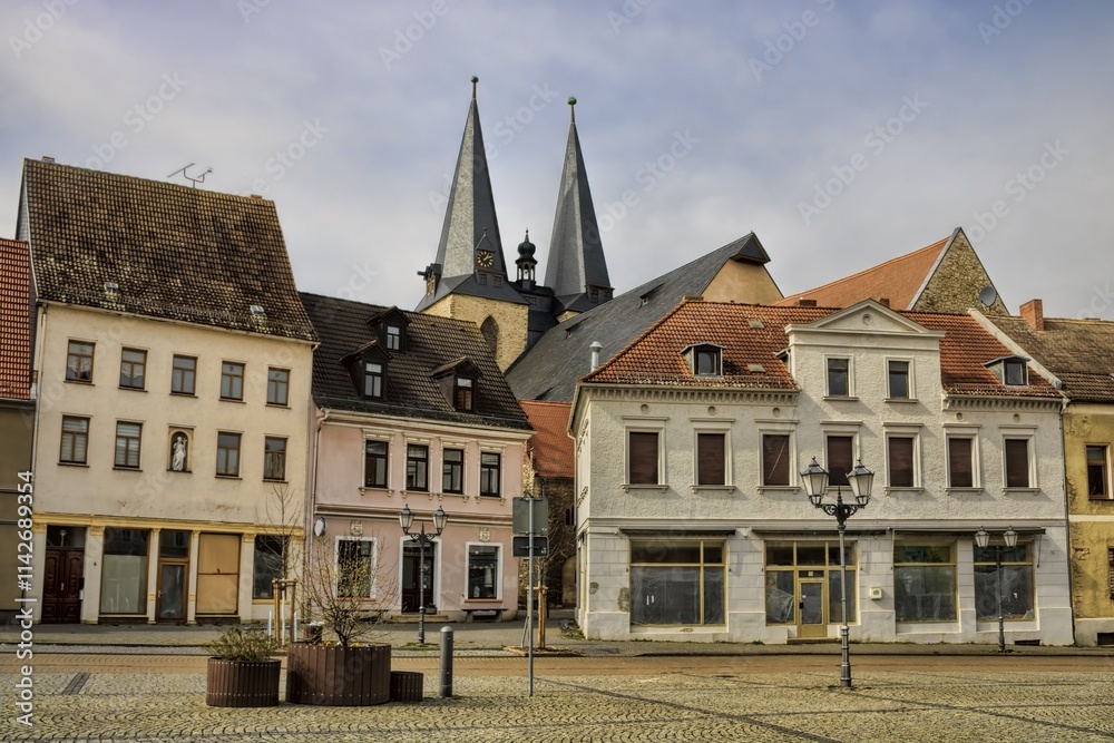 calbe saale, deutschland - stadtpanorama mit türmen der stephani-kirche