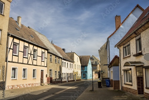 Obraz na płótnie calbe saale, deutschland - pittoreske strasse in der altstadt w salonie