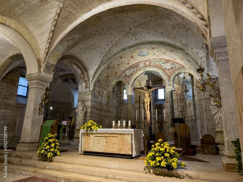 Obraz na płótnie San Fermo Maggiore cathedral, interior of lower church with altar w salonie
