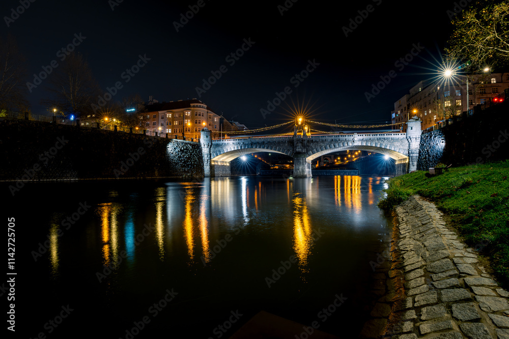 Fototapeta premium bridge over the river at night