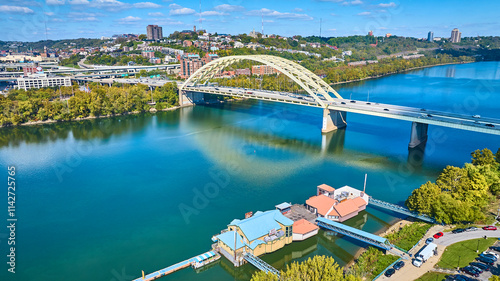 Fotografija Aerial of Daniel Carter Beard Bridge and Cincinnati Skyline