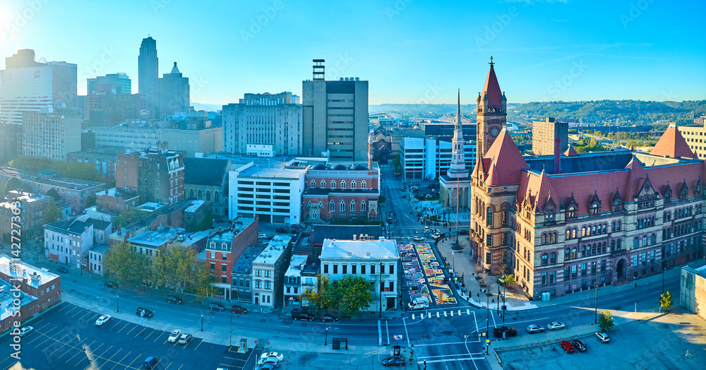 Obraz premium Aerial of Cincinnati City Hall and Vibrant Urban Skyline