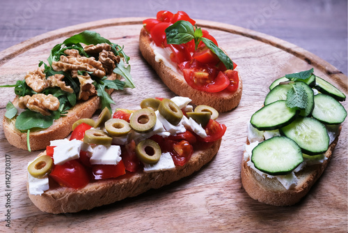 Bruschette primaverili sul tagliere