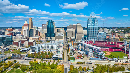 Foto Aerial of Downtown Cincinnati Skyline and Great American Ball Park