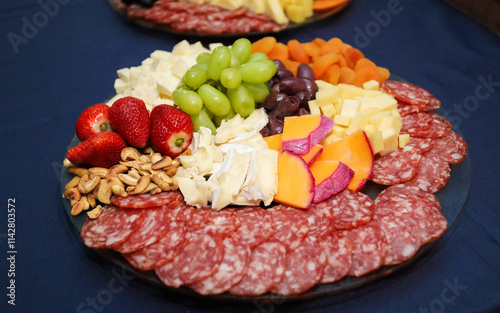 bandeja de frios, uva morango manga, salame, comida  comemorativa com sementes e grão.