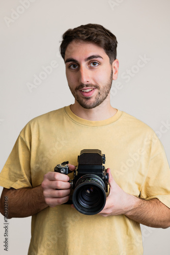 ragazzo con macchine fotografica in mano photo