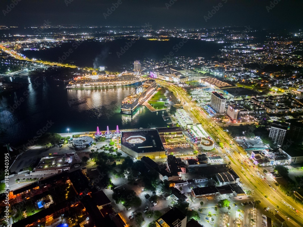 Fototapeta premium CIUDAD NOCHE PUERTO VALLARTA