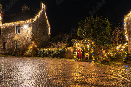 Locronan se transforme pour Noël : lumières festives et façades en pierre s’unissent pour une balade nocturne inoubliable.