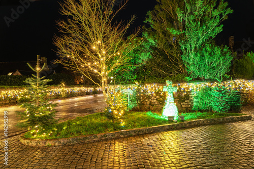 Sous les étoiles, Locronan se pare de lumières dorées pour Noël. Une atmosphère magique envahit ce village au patrimoine médiéval exceptionnel.