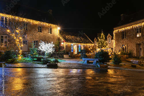 Locronan devient un véritable décor de carte postale à Noël, avec ses guirlandes lumineuses et ses vitrines décorées dans un cadre authentique.
