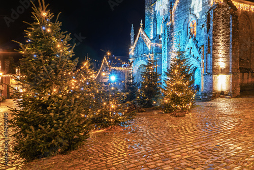 Sous la magie des illuminations de Noël, Locronan dévoile ses traditions bretonnes et son architecture médiévale dans un décor féérique.