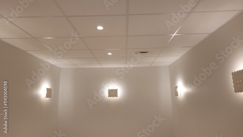 Foto Espace Dortoirs de Petite enfance avec appliques type biscuit et spots encastrés