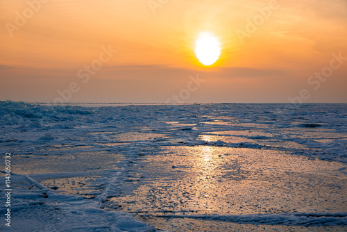 Fototapeta Naklejka Na Ścianę i Meble -  Frozen lake. Sunset on a winter lake