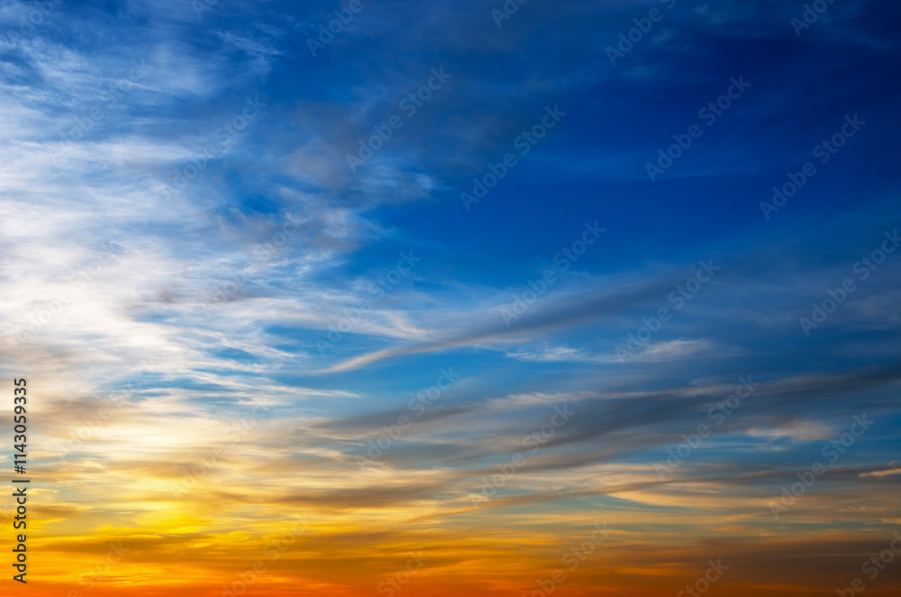 Obraz premium Vivid sky illuminated by the sunset