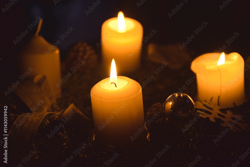 Dritte Kerze am Adventskranz brennt - Kerzenlicht Dritte Kerze am Adventskranz brennt - Kerzenlicht