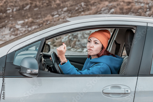 Obraz na płótnie Angry female driver shaking fist at another car while driving w salonie