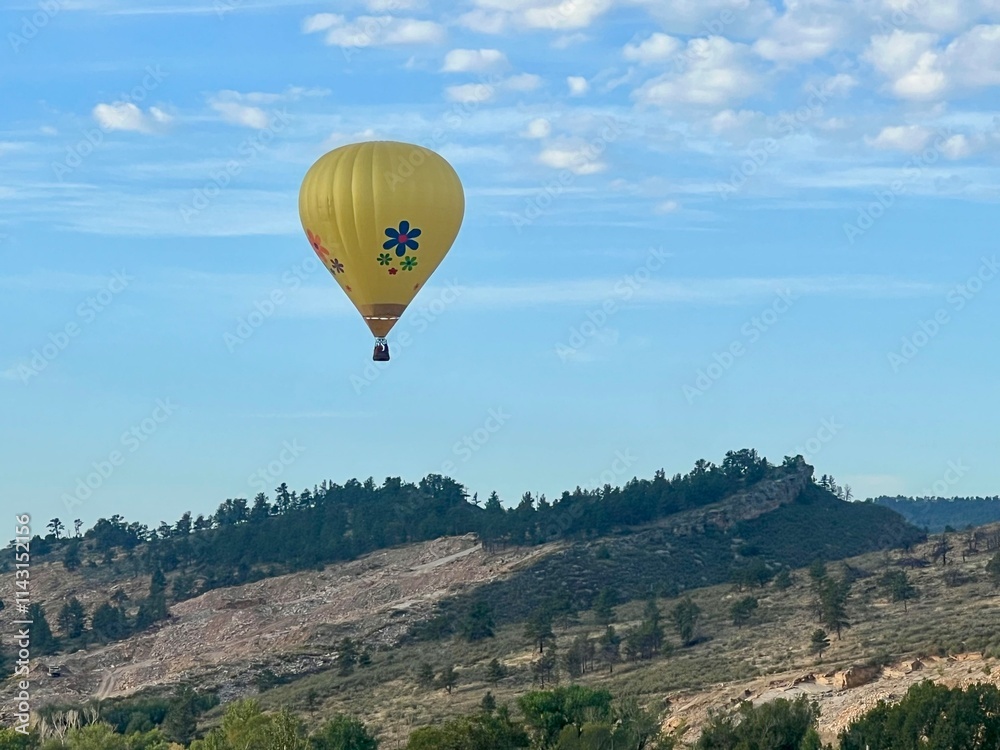 Fototapeta premium hot air balloon over the mountain