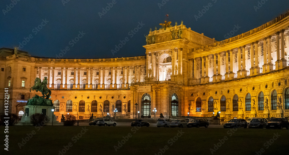 Obraz premium Vienna, Austria - December 13, 2024: Evening view of Heldenplatz, a square with gardens and tall statues located in front of the ancient imperial palace Hofburg