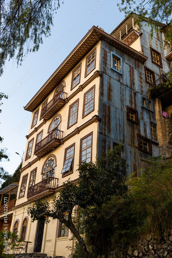 Fototapeta premium CASA DEL BARRANCO JUNTO AL CAMINO PASEO 3 DE NOVIEMBRE EN CUENCA - ECUADOR