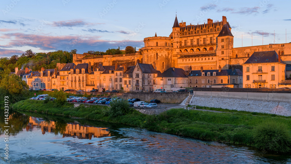 Φωτογραφία Sunset Amboise - A colorful panoramic sunset view of historic town Amboise at side of River Loire, with landmark royal castle Chateau d'Amboise towering at hilltop