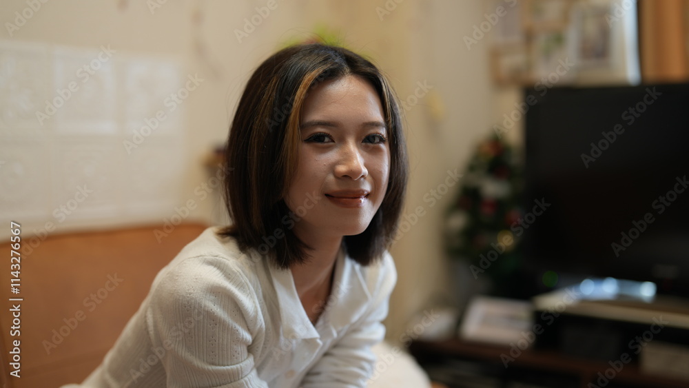 部屋でくつろぐ女性 部屋でくつろぐ女性