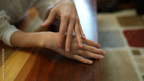 Wallpaper Mural 女性の細い指と手 Torontodigital.ca