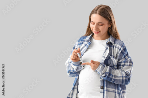 Young pregnant woman with g...