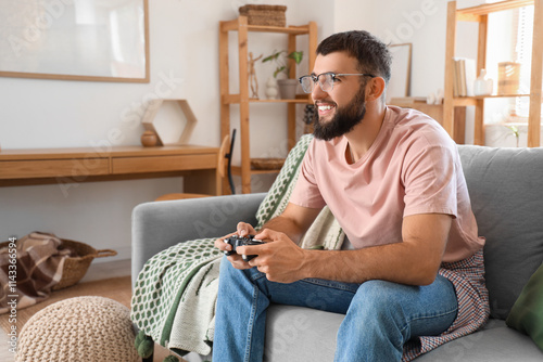 Young bearded man playing v...