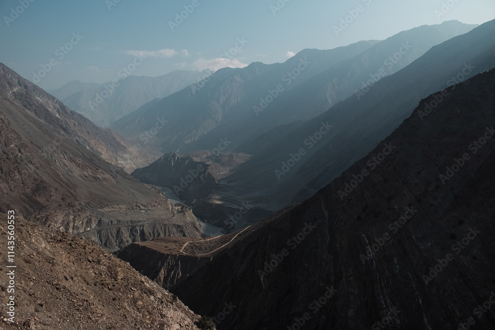 Obraz premium River Valley Amid Majestic Mountain Ranges