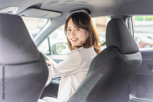 車を運転するビジネスウーマン