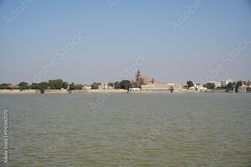 Obraz na płótnie Hamirsar Lake: The Serene Heart of Bhuj w salonie