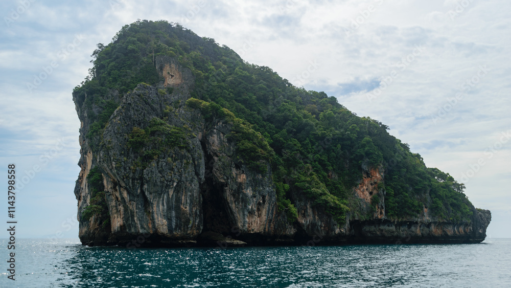 Obraz premium Thailand Phuket Krabi Bangkok Romantic Adventure Tour Panoramic Trees, Ocean And Mountains View During Sunset