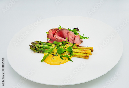 Salat vom gegrillten, grünen Spargel Roastbeef and Bozner Sauce