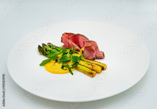 Salat vom gegrillten, grünen Spargel Roastbeef and Bozner Sauce