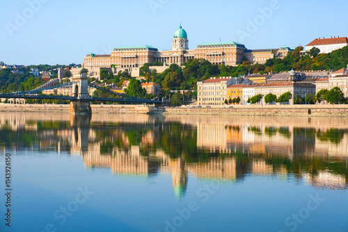 Obraz na płótnie View of Budapest with Buda Castle and the Szechenyi Chain Bridge reflected in the Danube River w salonie