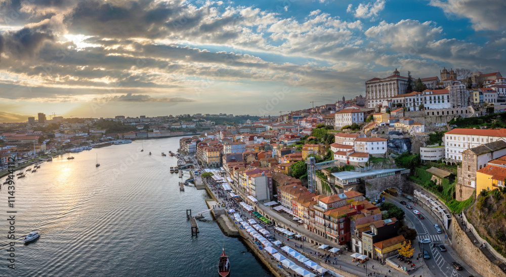 Obraz premium Panoramic view of old town of Porto from the higher walkways of the of the Luiz I bridge during sunset, Portugal