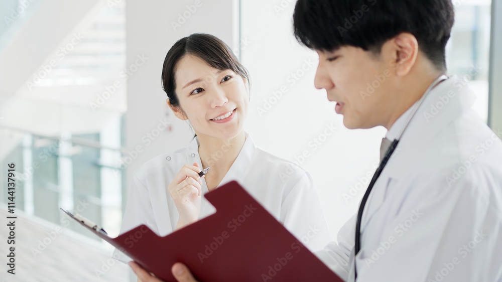 医療方針を話す医師と看護師