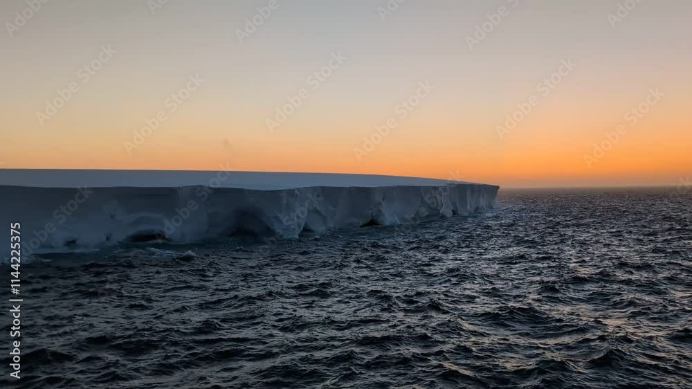 Der größte Eisberg der Welt A23a an einem Tag im Dezember 2023 kurz nach Mitternacht im Südatlantik zwischen Antarktischer Halbinsel und Südgeorgien