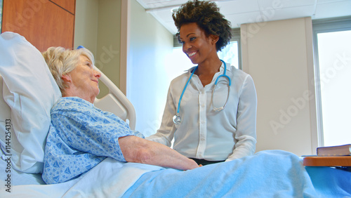 Fotografía Female Doctor With Stethoscope Visiting Senior Female Patient In Hospital Bed Gi